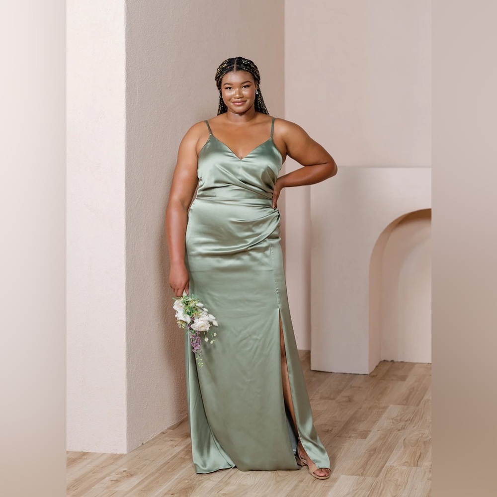 Brand New with Tags - Revelry Satin Silver Sage Rory Style